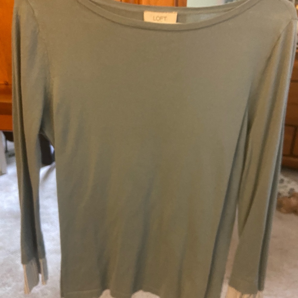 Lightweight sweater with ruffle at wrists